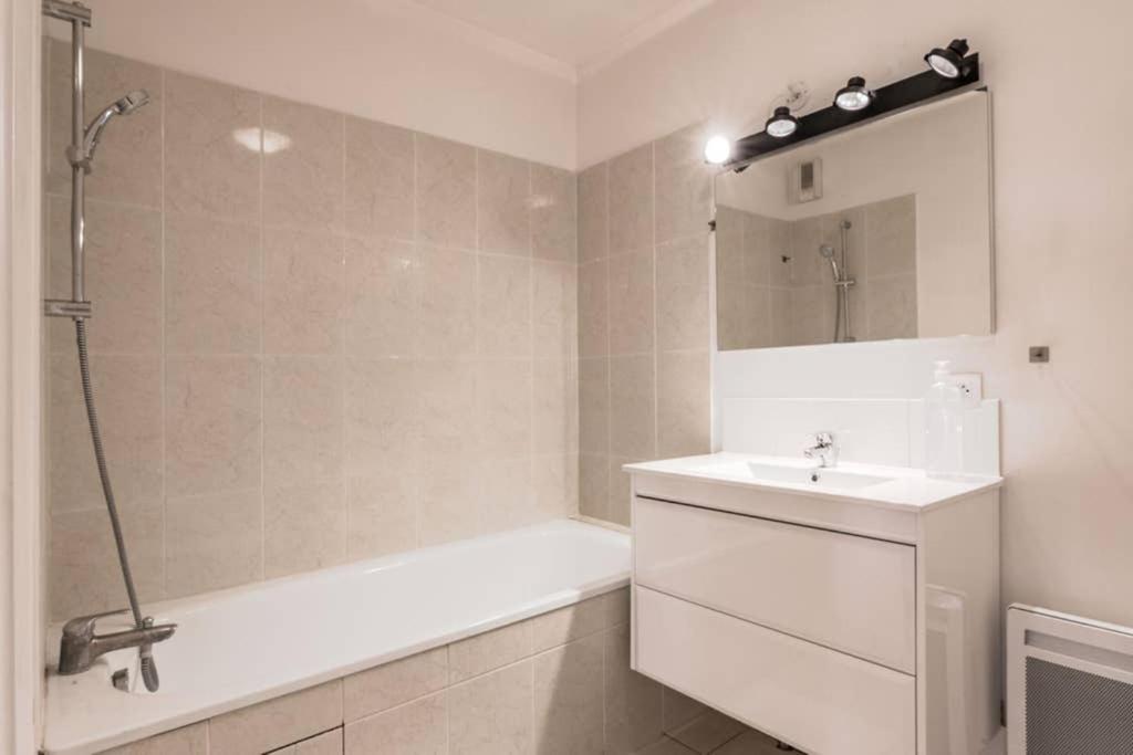 Prague Apartment In Disneyland Монтеврен Екстер'єр фото